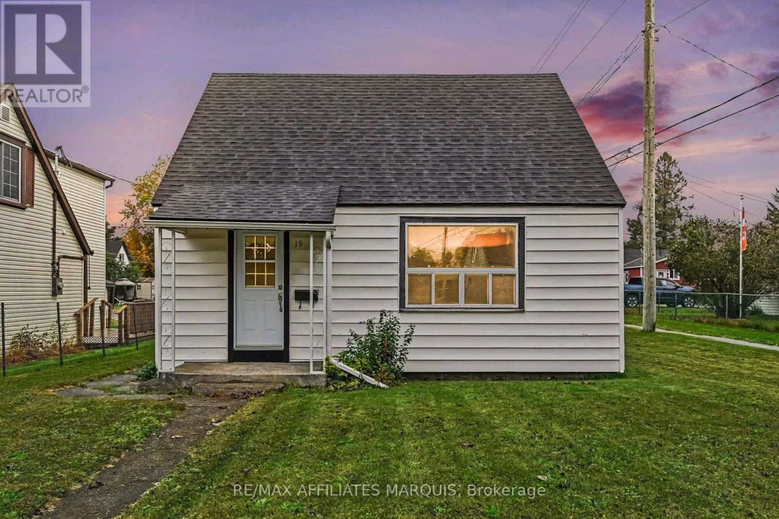 19 CHURCHILL CRESCENT - 29