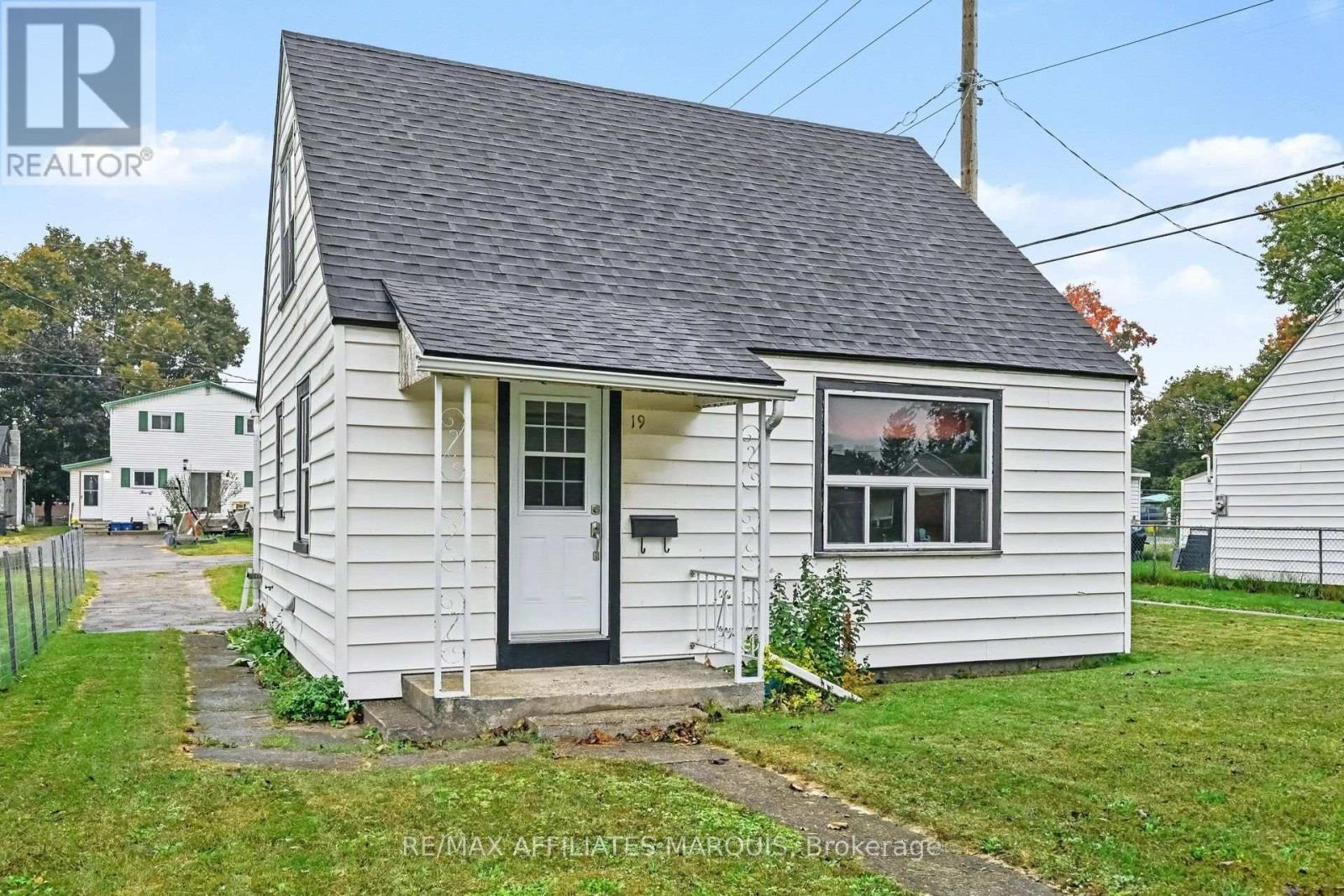 19 CHURCHILL CRESCENT - 3