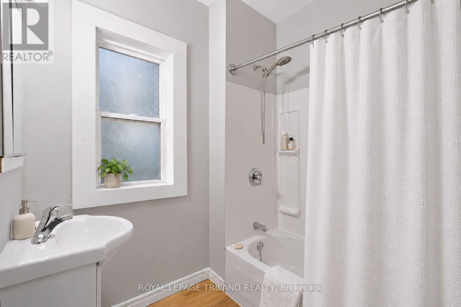 136 Adelaide Street North — photo 15