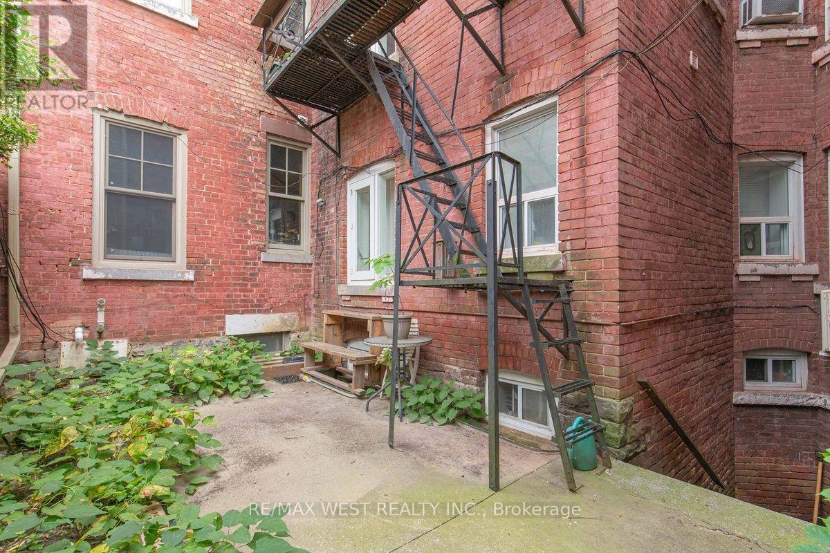 90 Oxford Street, Toronto, ON photo 29
