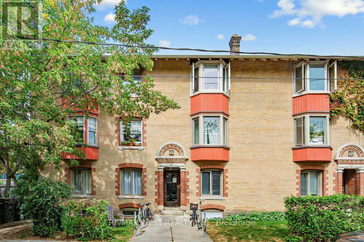 90 Oxford Street, Toronto, ON photo 3