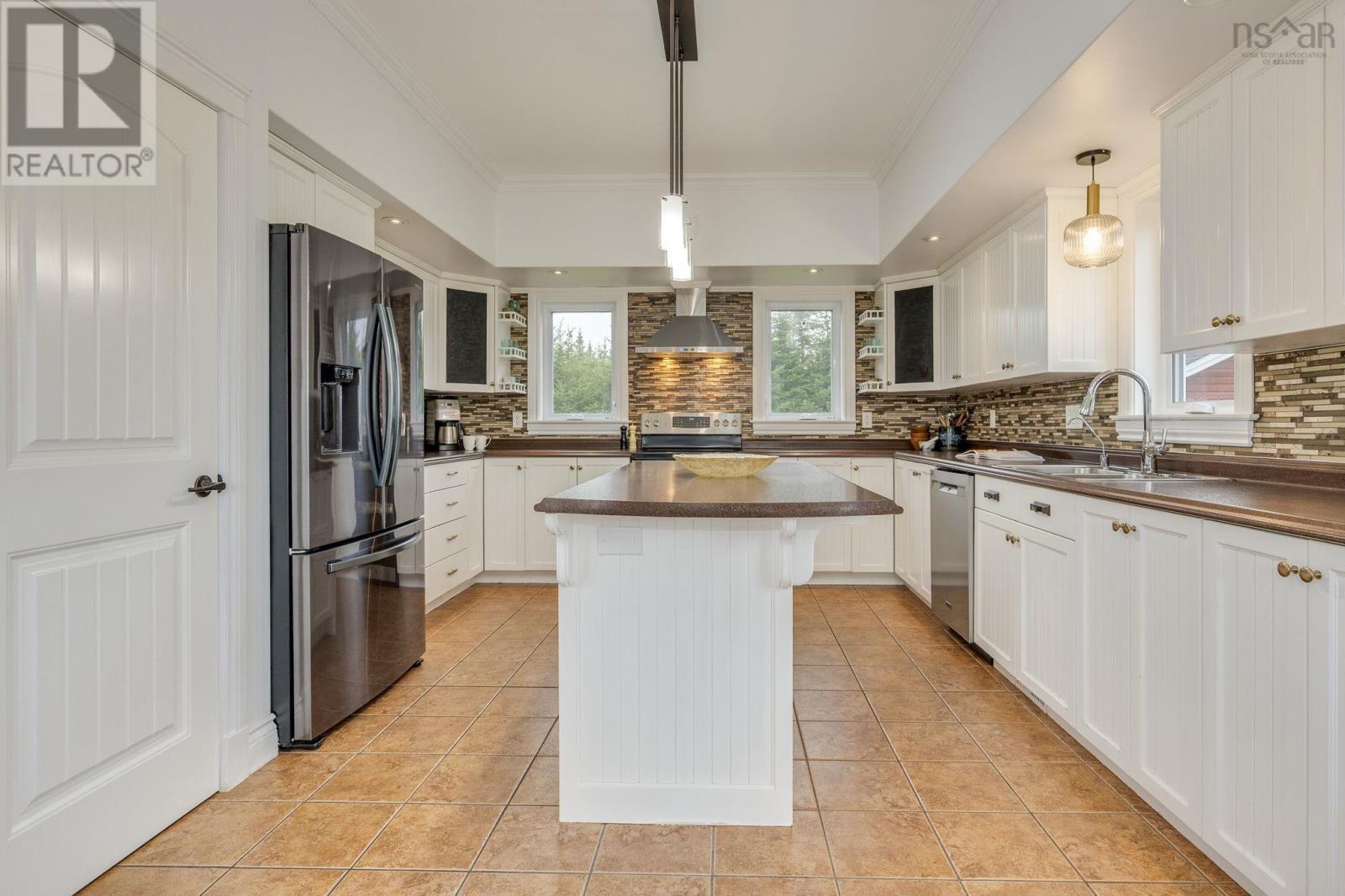307 Leslie Road - 10
