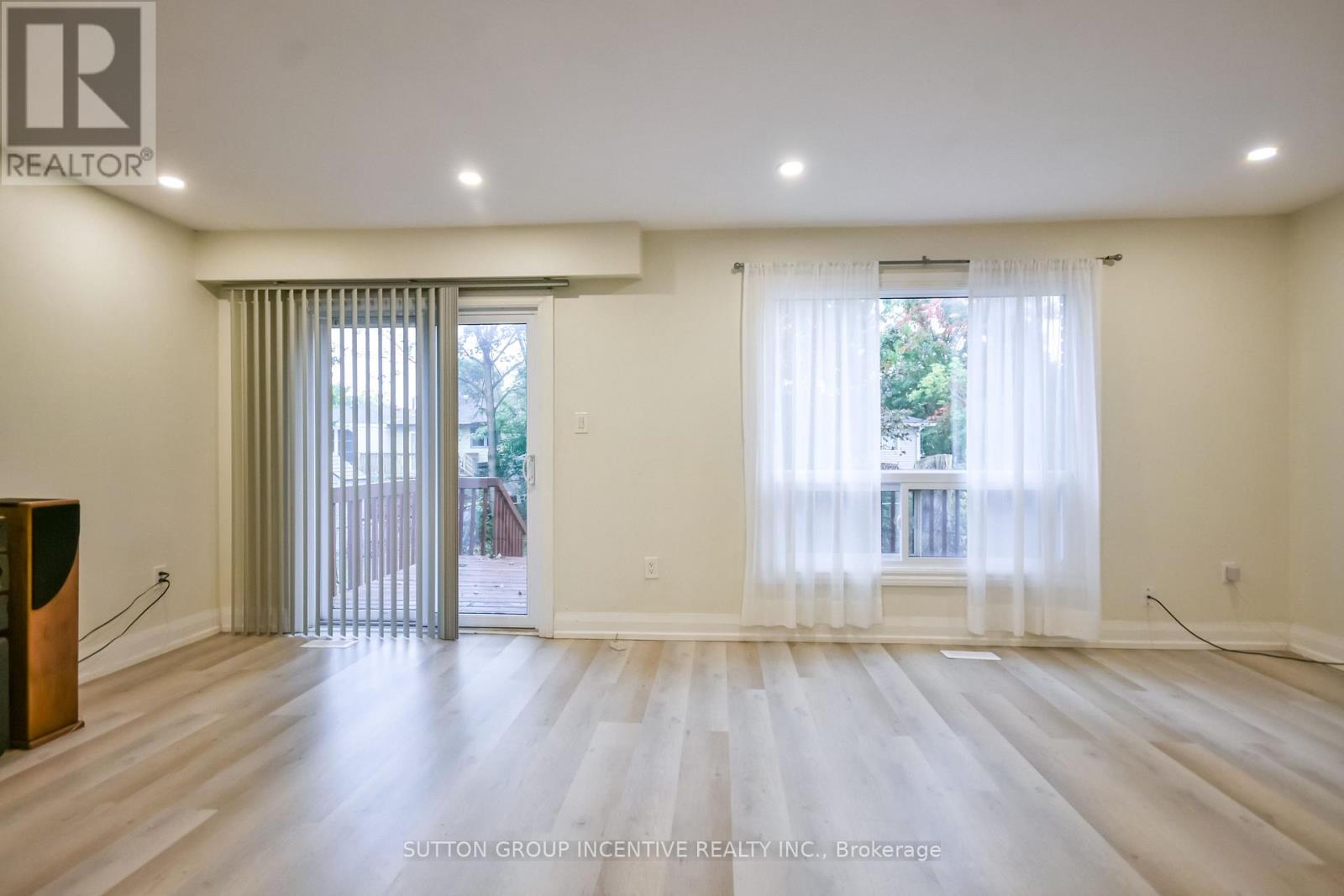 33B CUNDLES ROAD E - 12
