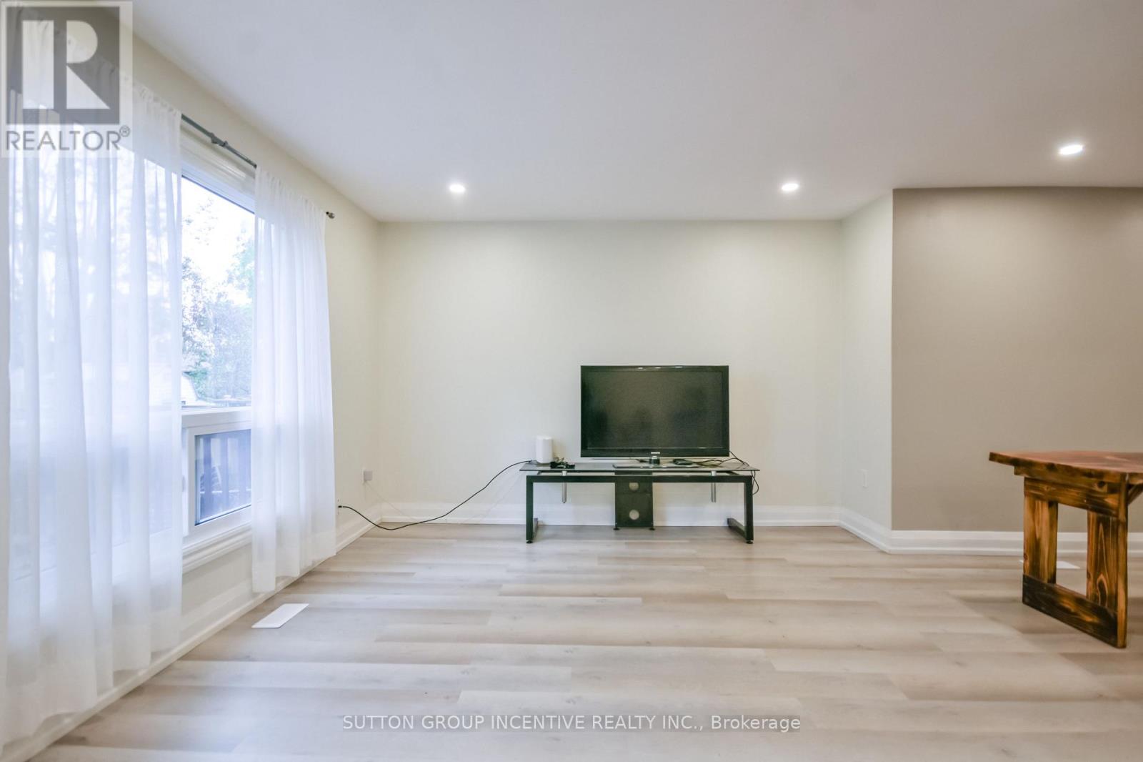 33B CUNDLES ROAD E - 14