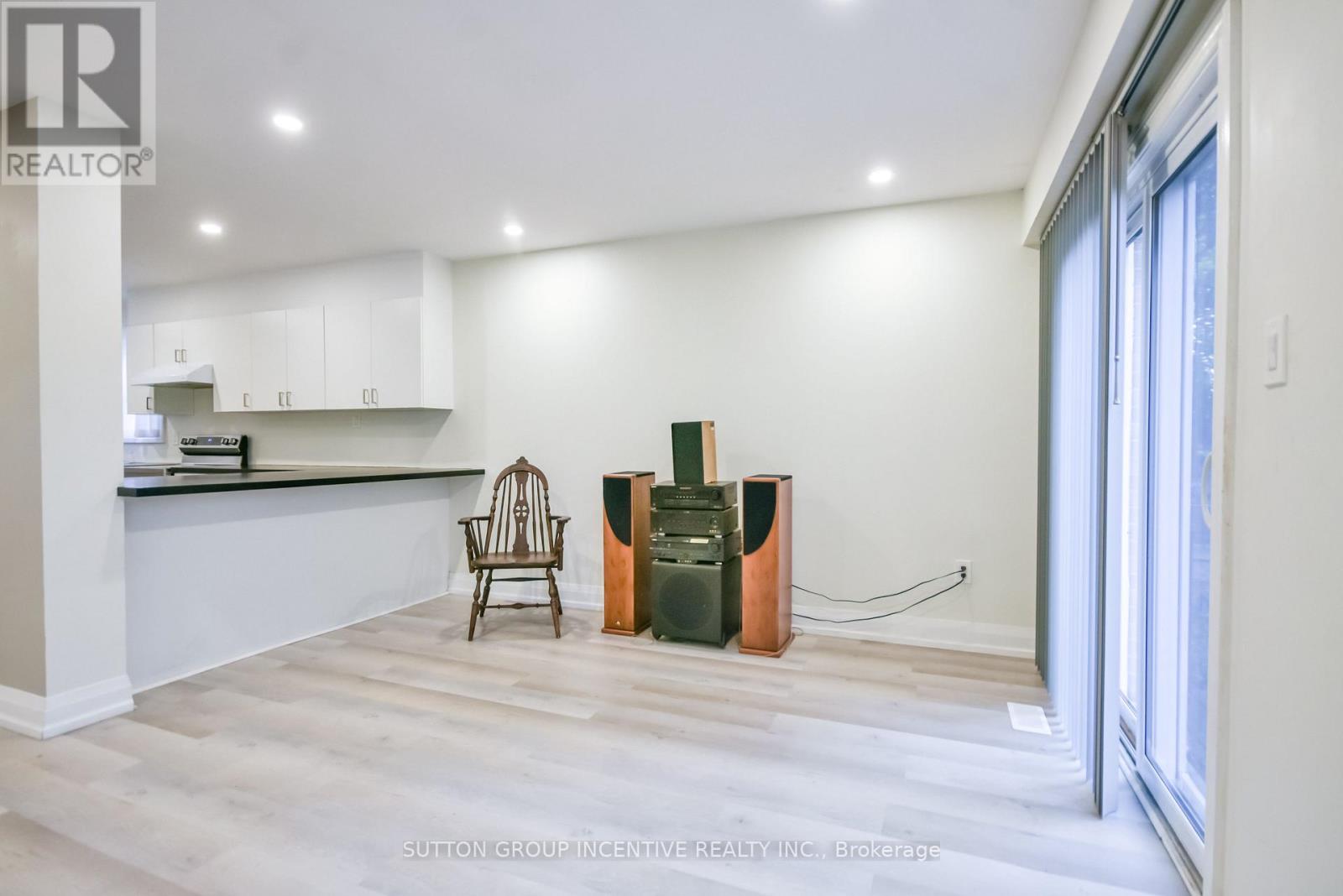 33B CUNDLES ROAD E - 16