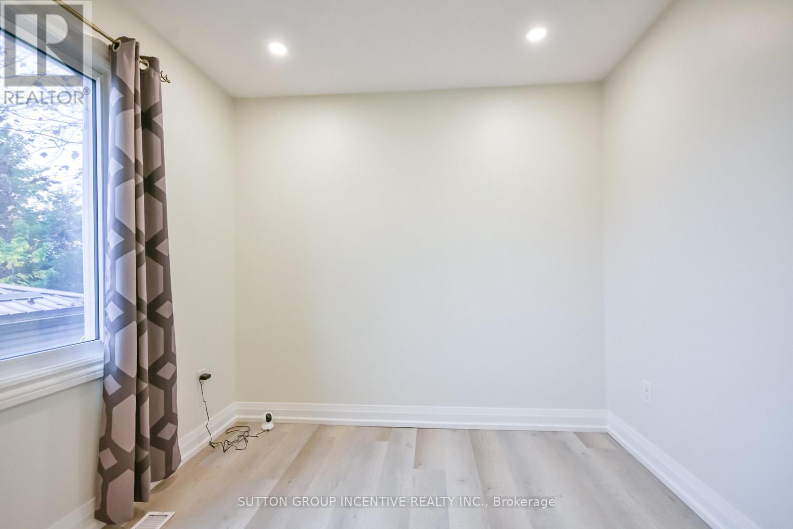 33B CUNDLES ROAD E - 26