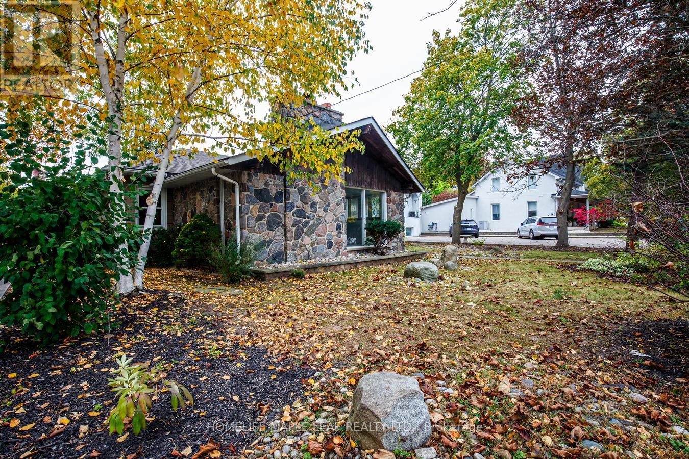 18 Adamson Street South, Halton Hills, ON photo 2