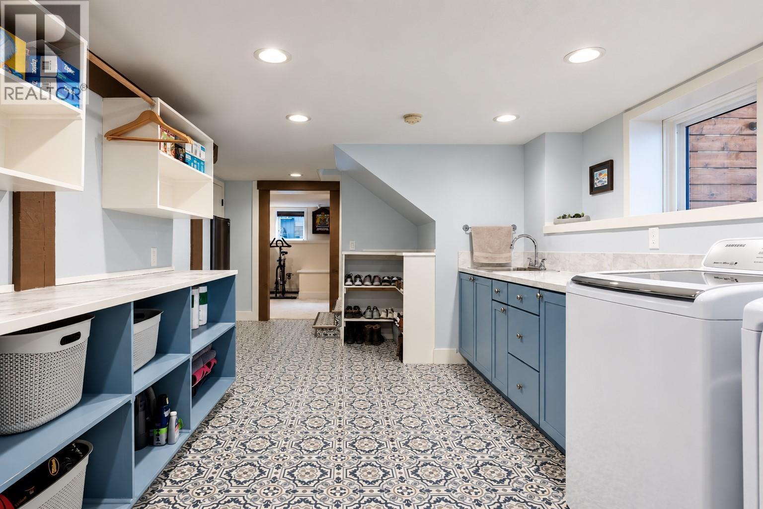  2071 Abbott Street, Kelowna