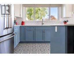 4pc Ensuite bath - 2071 Abbott Street, Kelowna, BC V1Y1C5 Photo 8