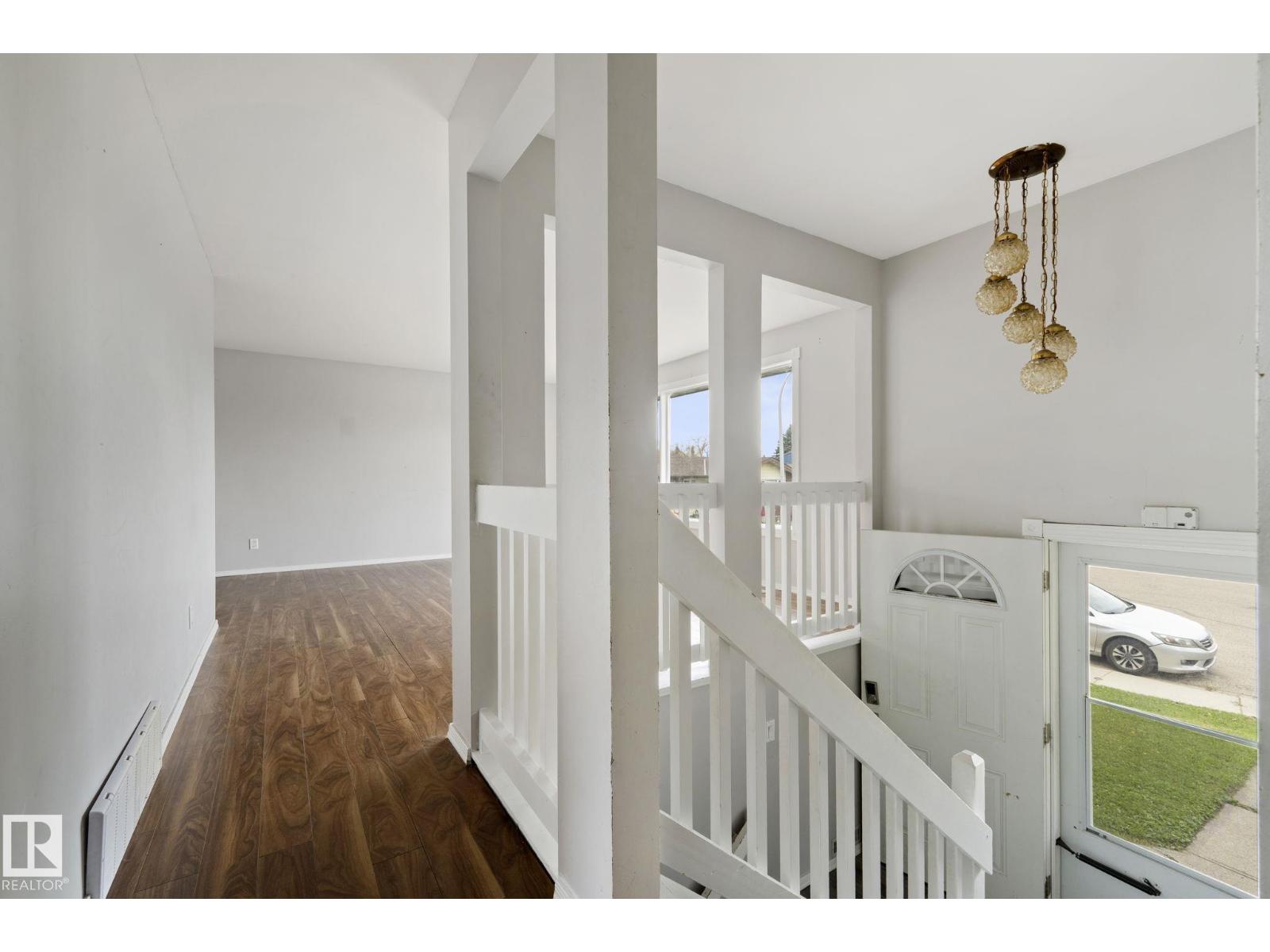 6 CAMPBELL CRES E - 18