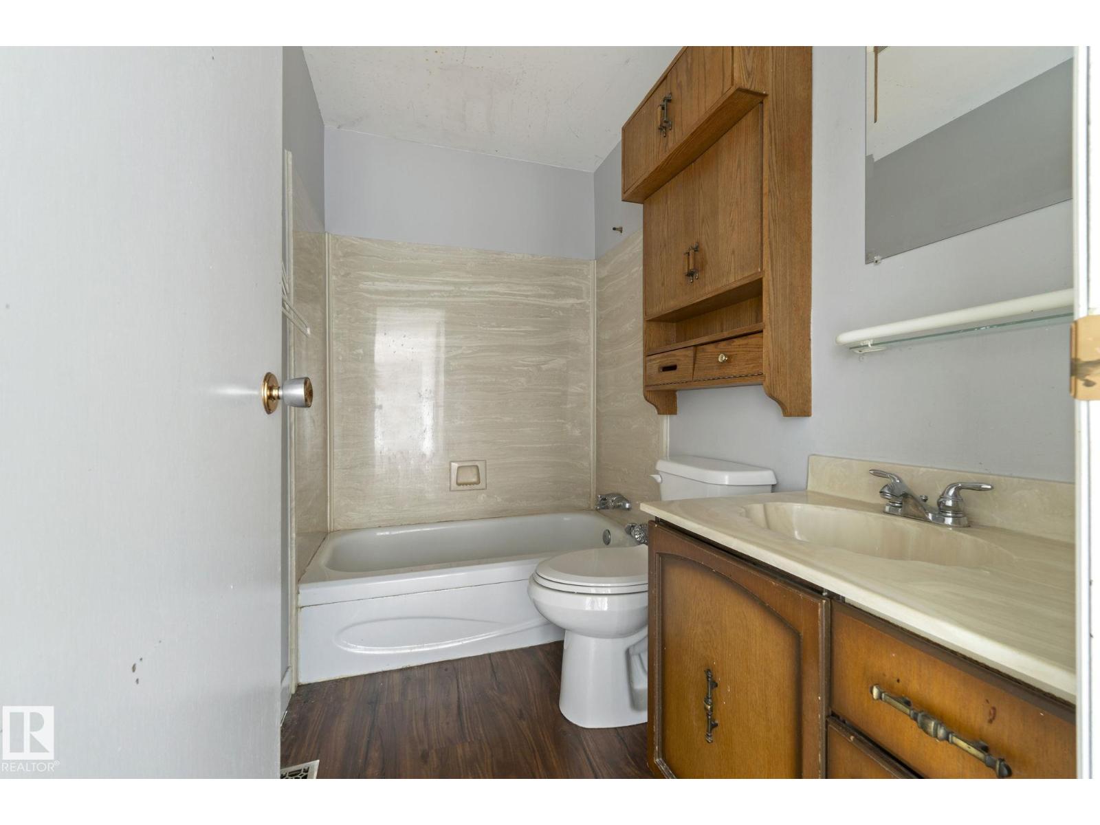 6 CAMPBELL CRES E - 23