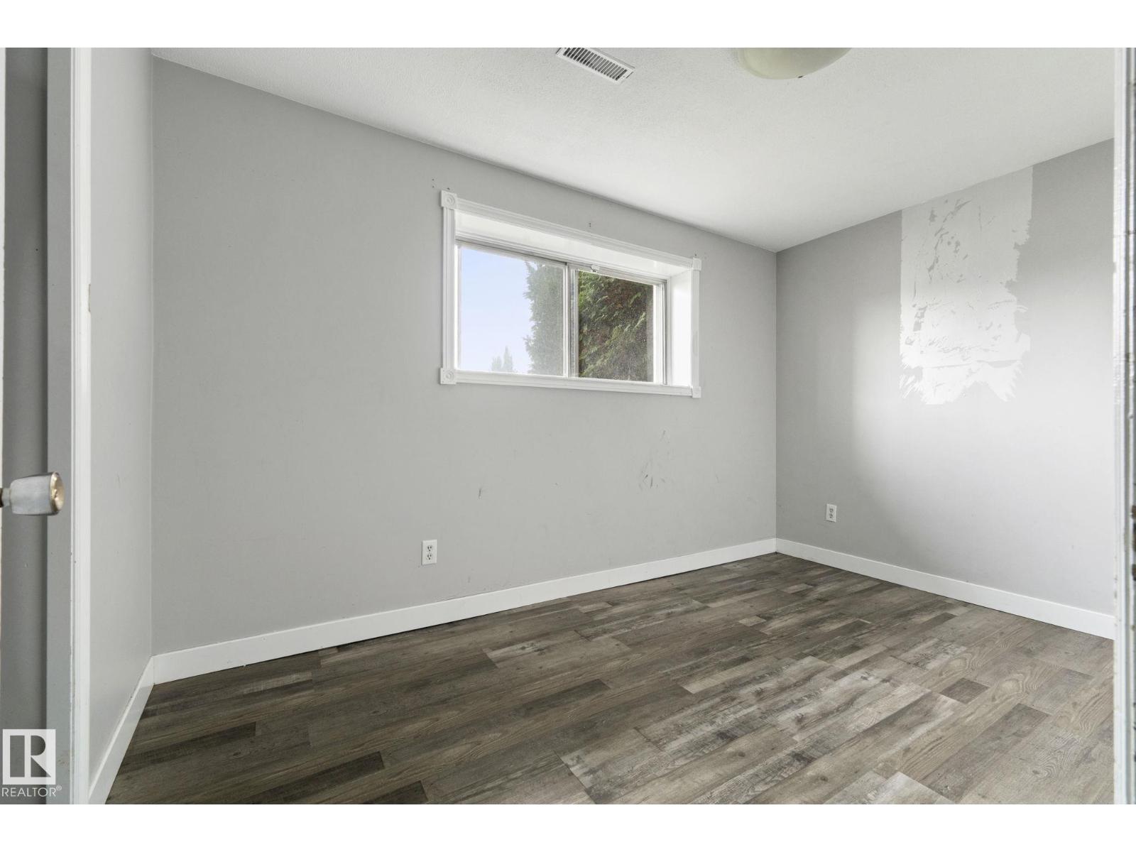 6 CAMPBELL CRES E - 35