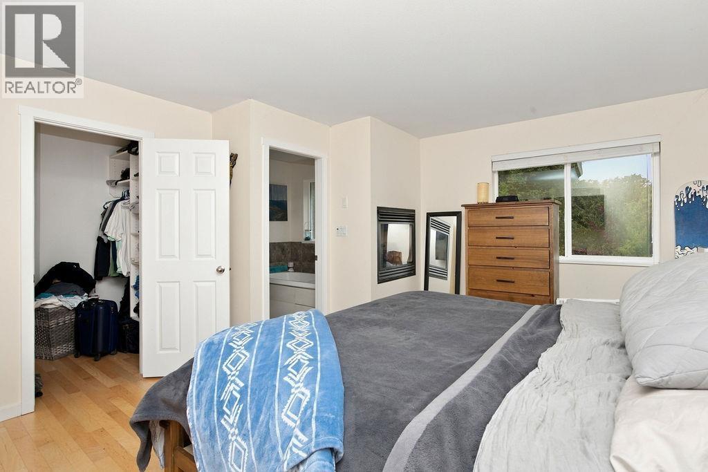 475 HARRY ROAD, Gibsons