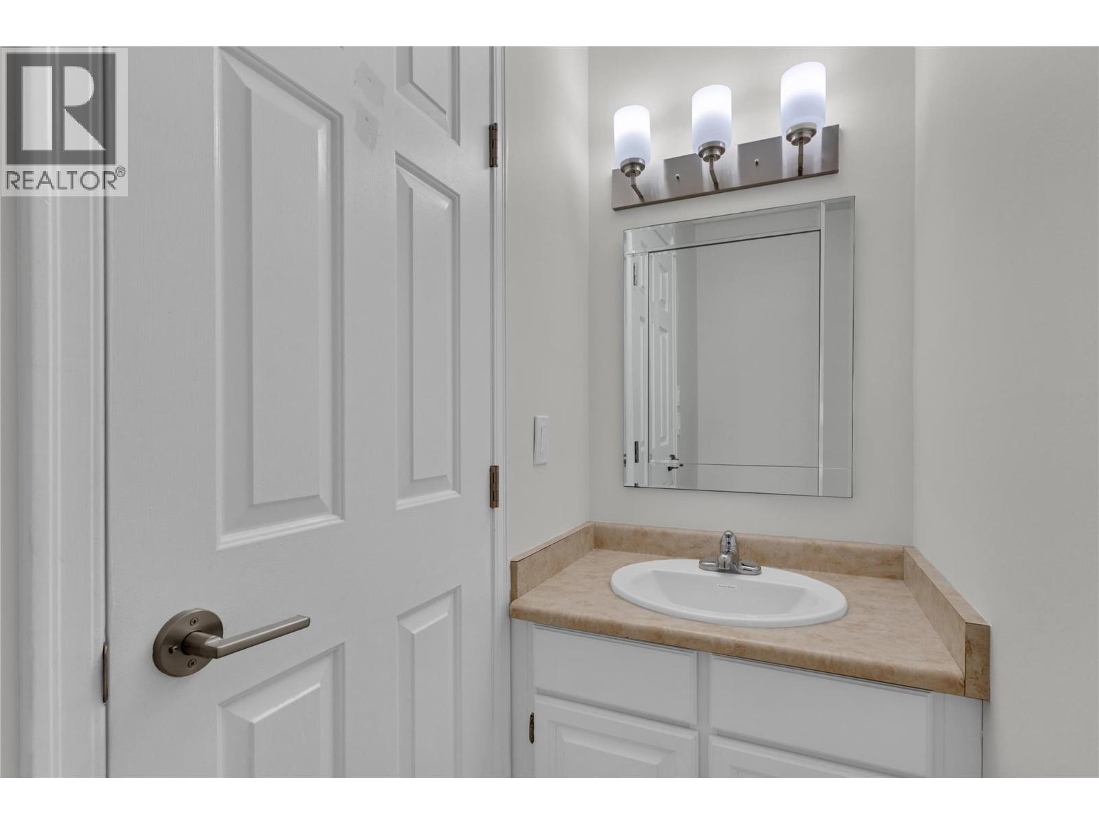 3 1675 Thayer Court, Kelowna