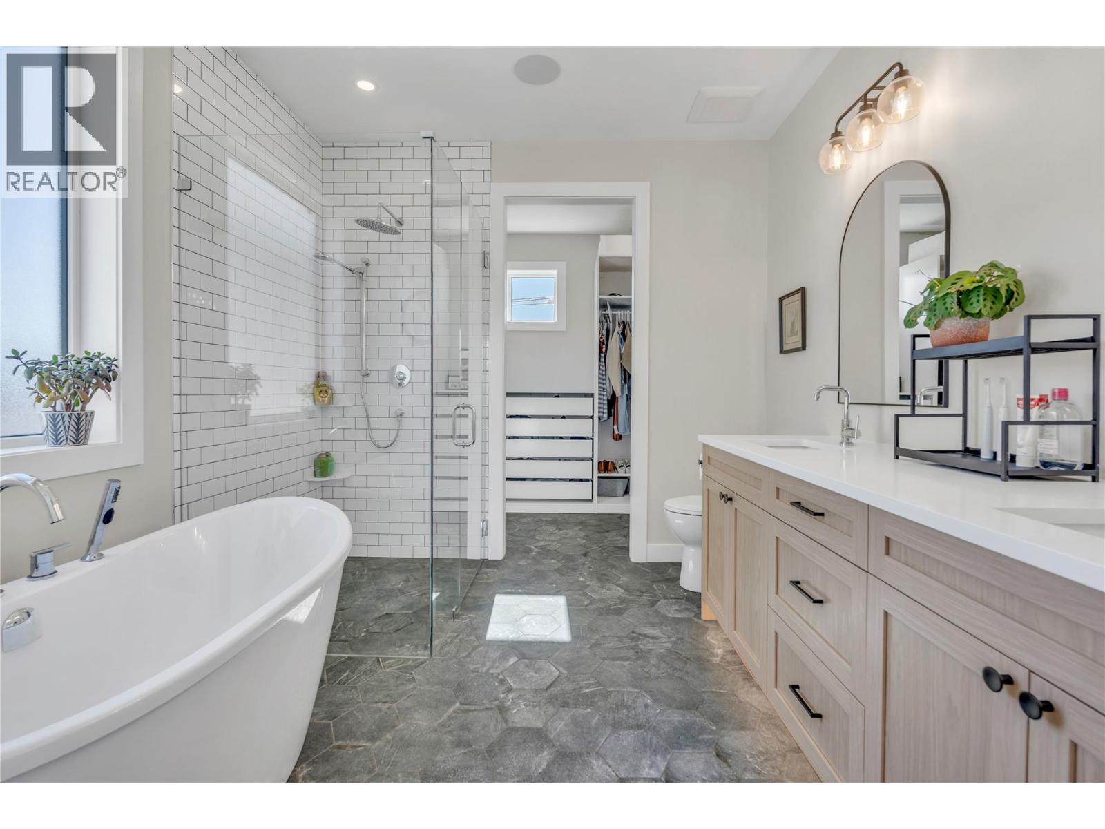 9294 JONES FLAT Road, Summerland