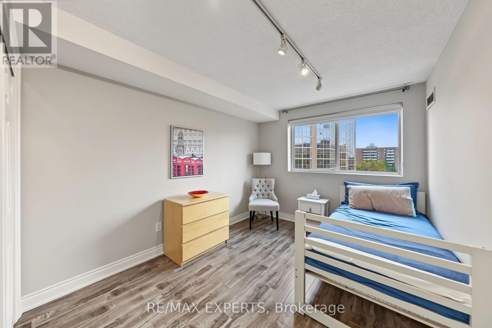 #605 5 WELDRICK ROAD W - 33