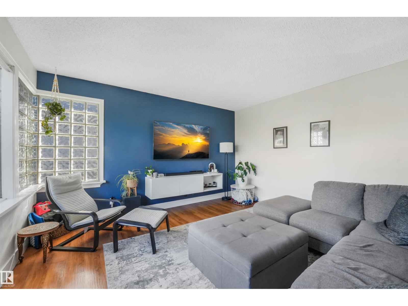 10906 118 Street NW, Queen Mary Park — photo 9 of 30: Property photo