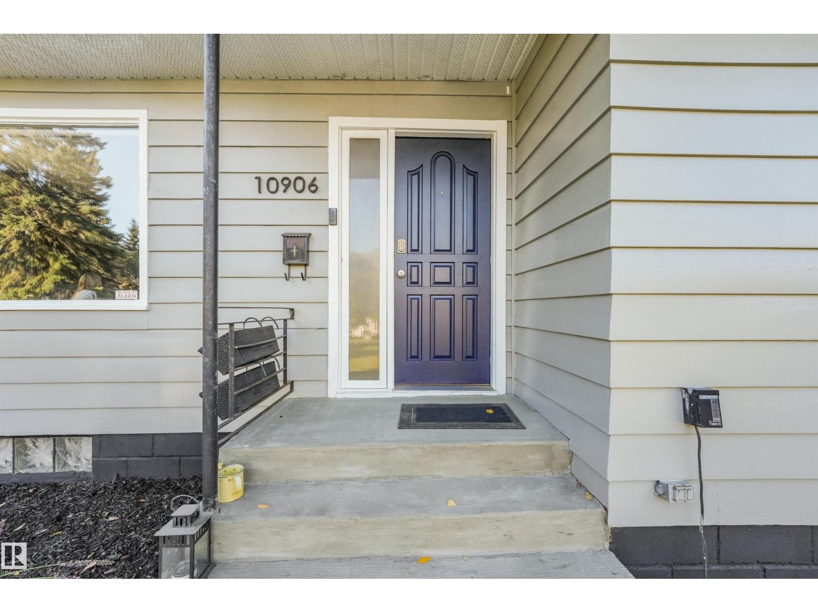 10906 118 Street NW, Queen Mary Park — photo 6 of 30: Property photo