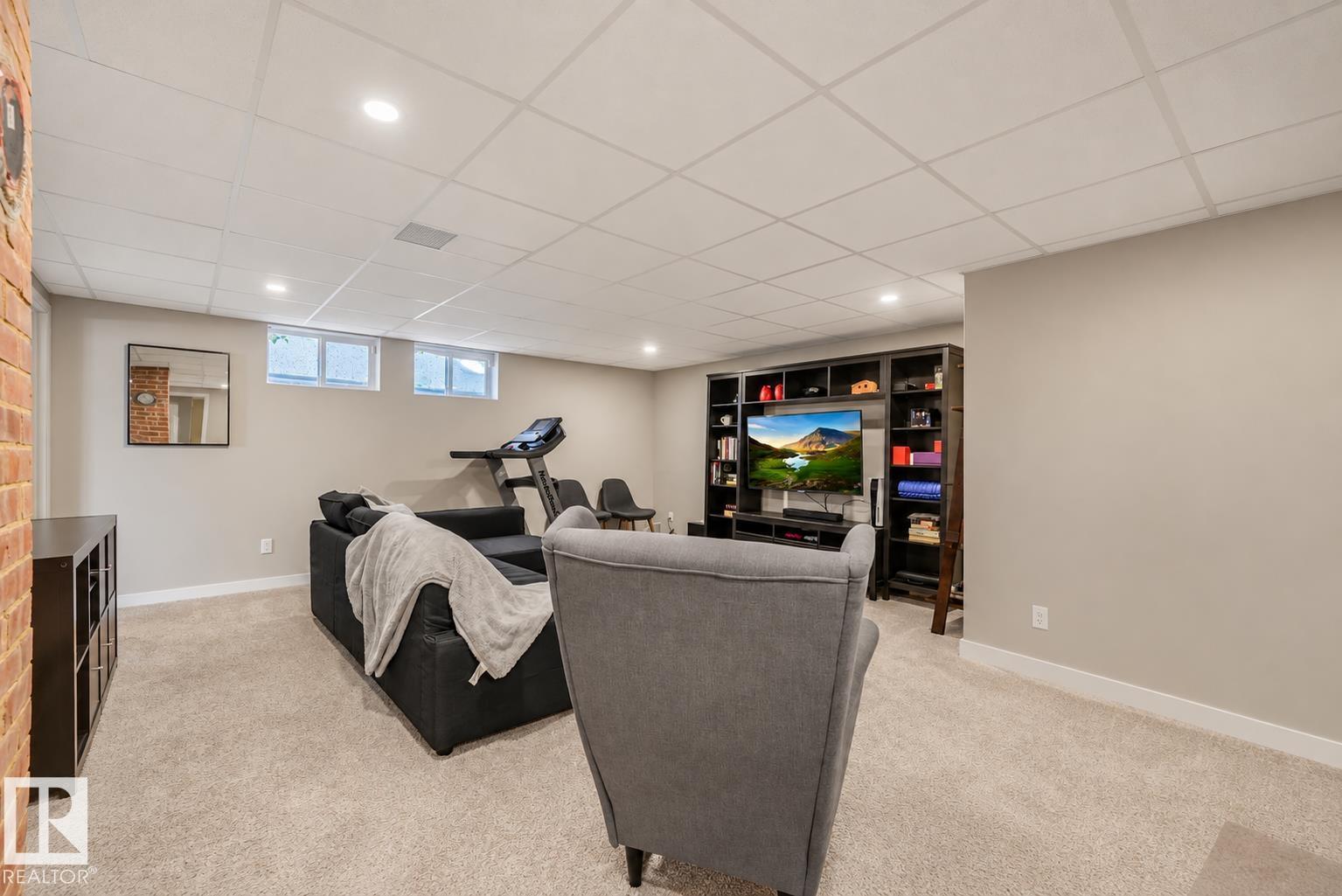 10906 118 Street NW, Queen Mary Park — photo 27 of 30: Property photo