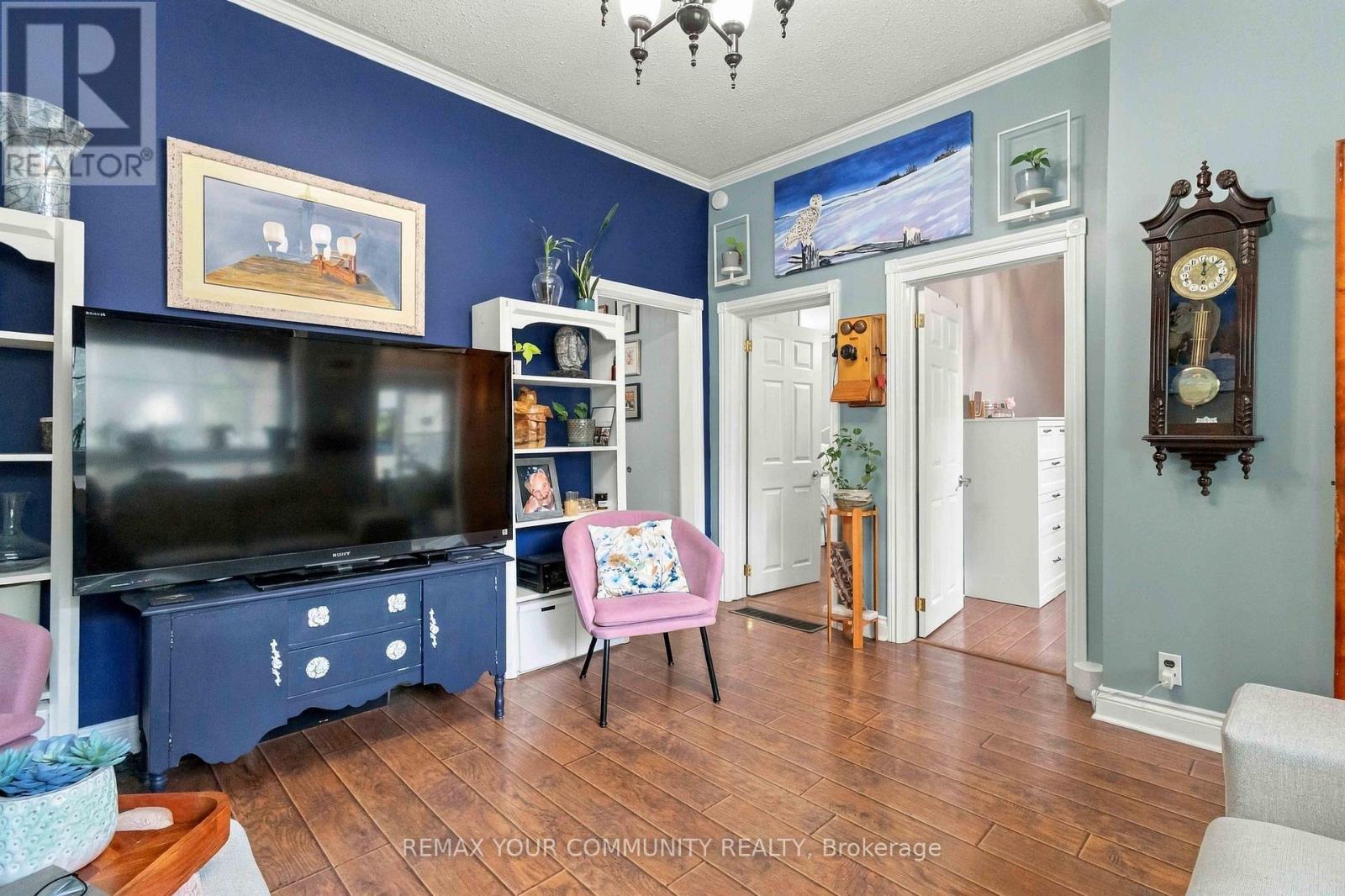 318 Mary Street West — photo 8