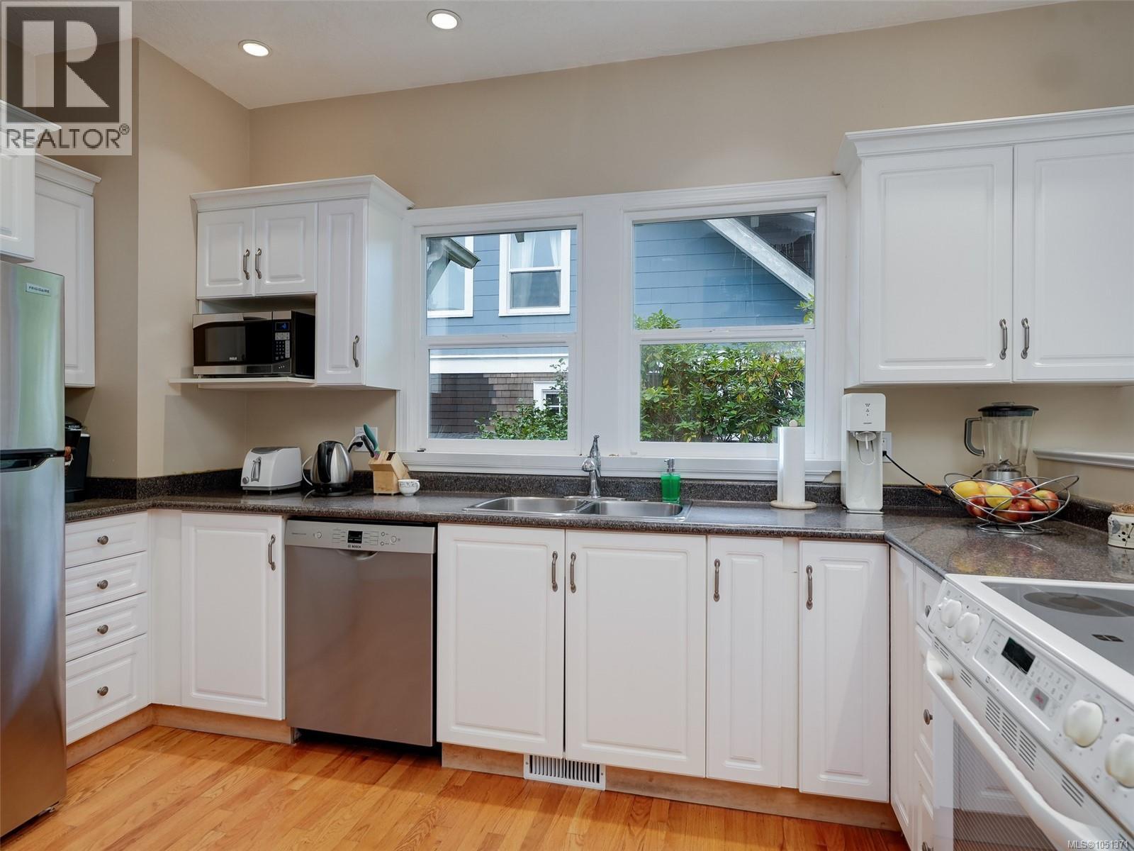  1240 Victoria Avenue, Oak Bay