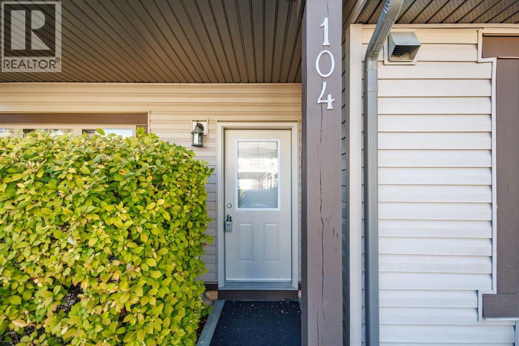 #104 23 Everridge Square SW - 23