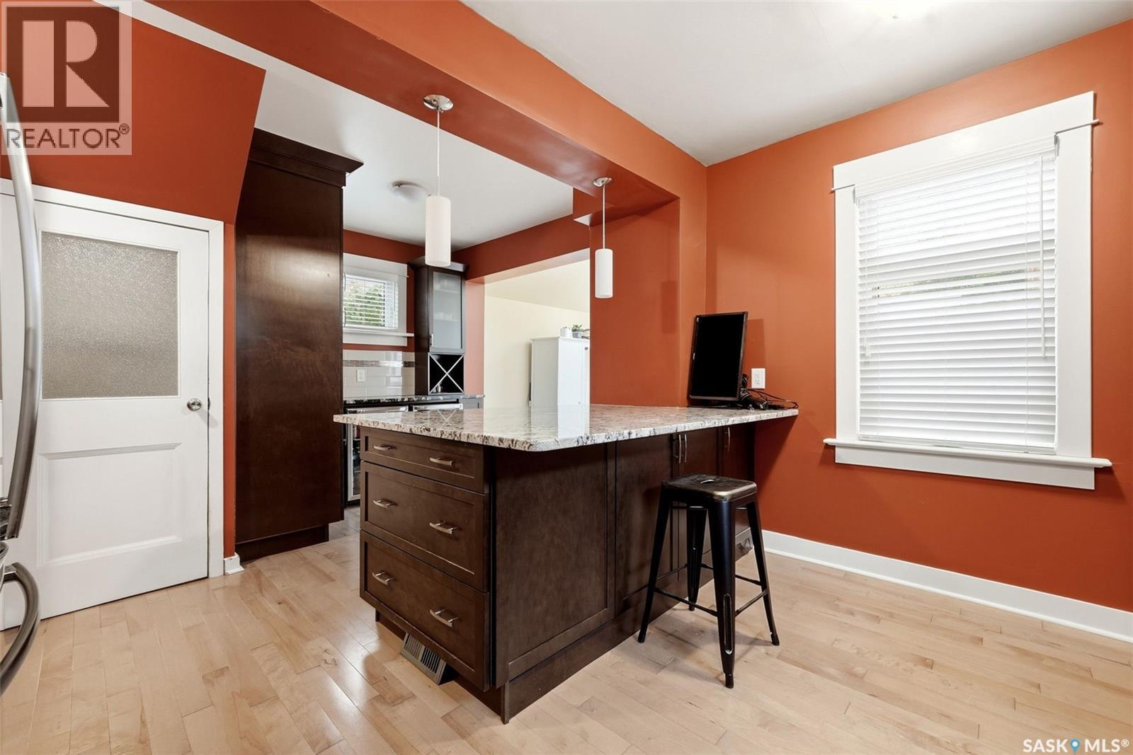 2257 Elphinstone STREET - 10