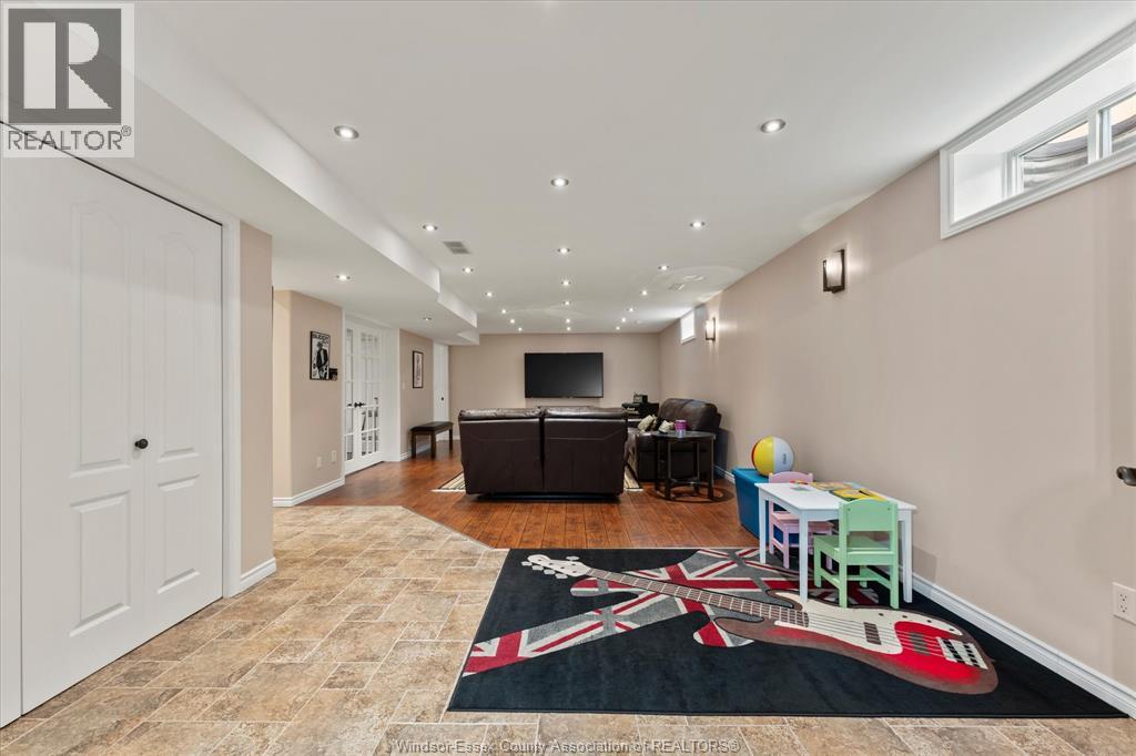 523 GOLFVIEW - Image 32