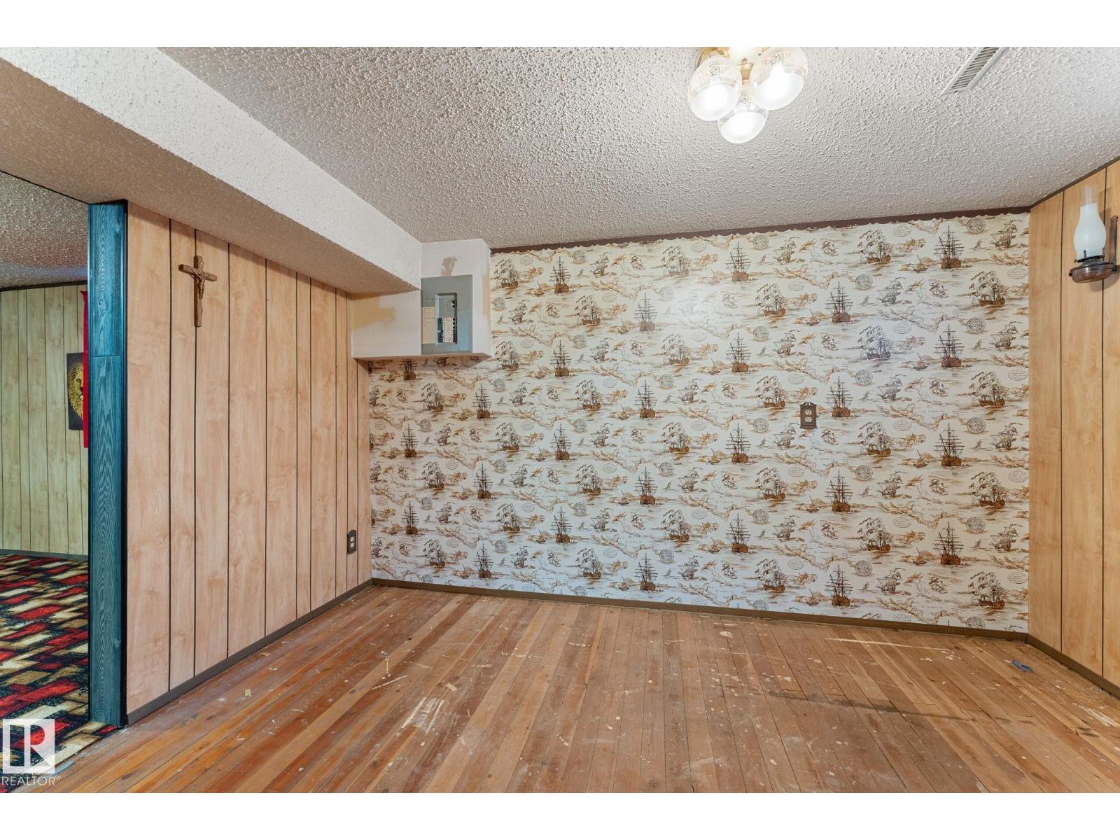 12227 58 ST NW - 37