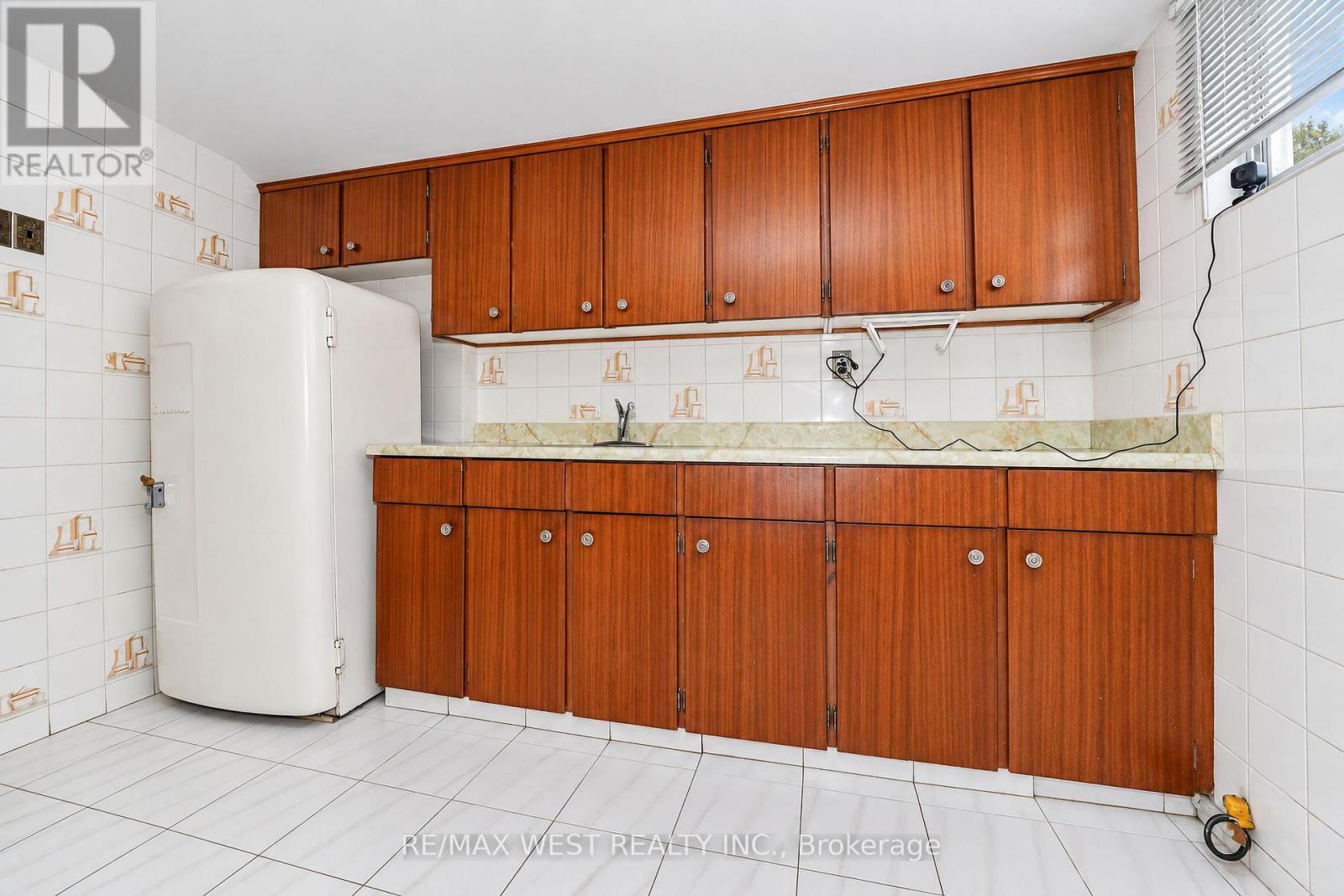 428 MAPLE LEAF DRIVE - 8