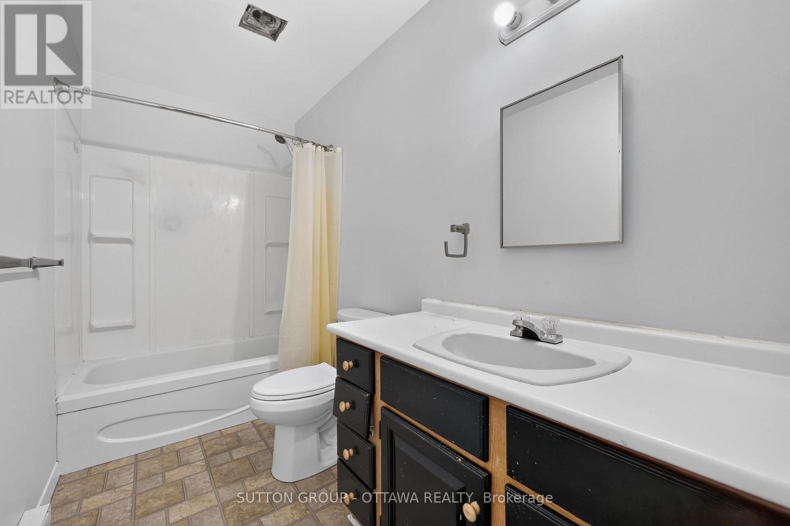 24 CARRAWAY CRESCENT - 24