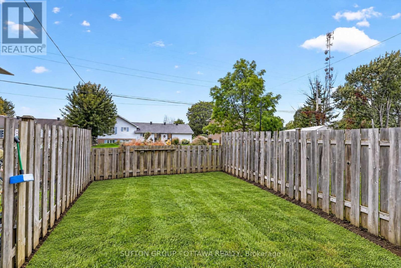24 CARRAWAY CRESCENT - 32