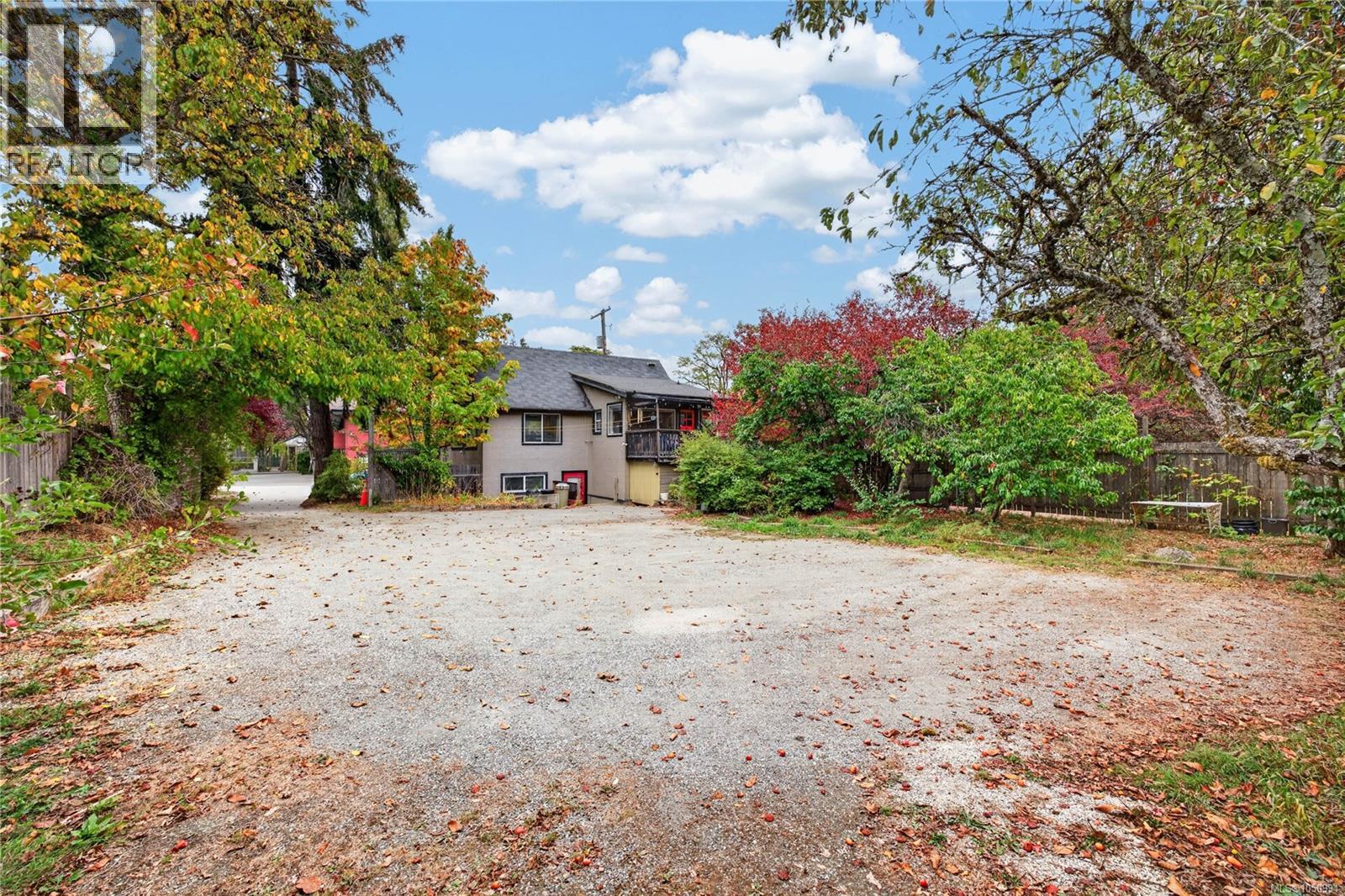 129 Hereford Ave - Image 40