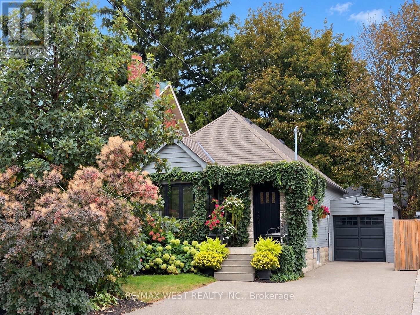 12 Brentwood Road South, Toronto, ON photo 2