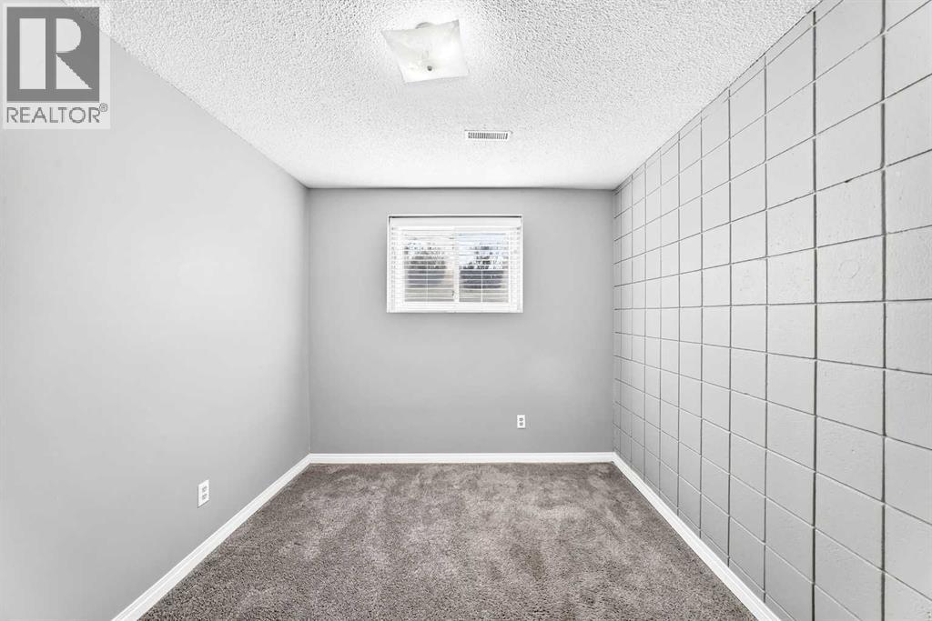 7409 37 Avenue NW - 40