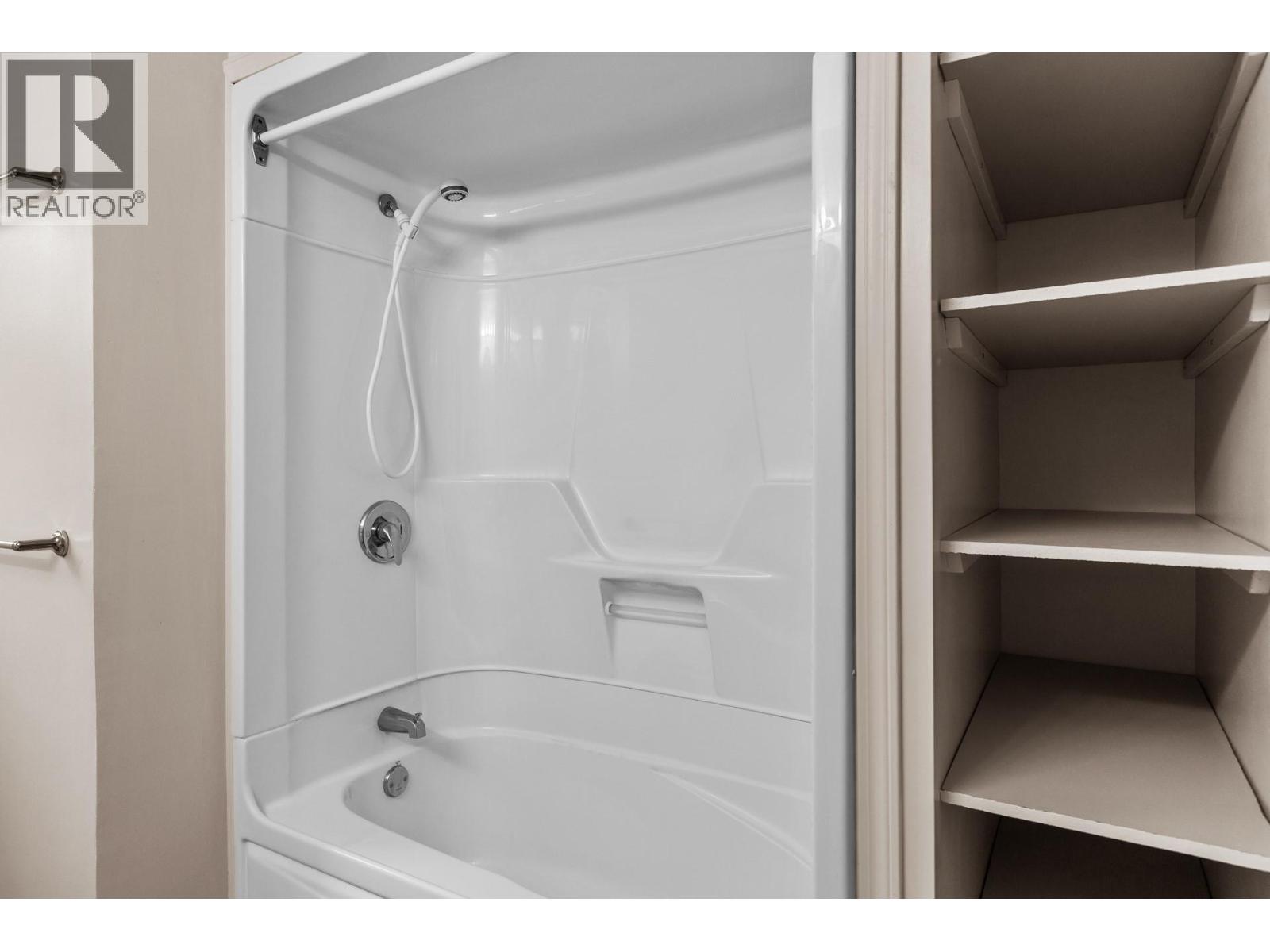 3608 Lever Court, Peachland