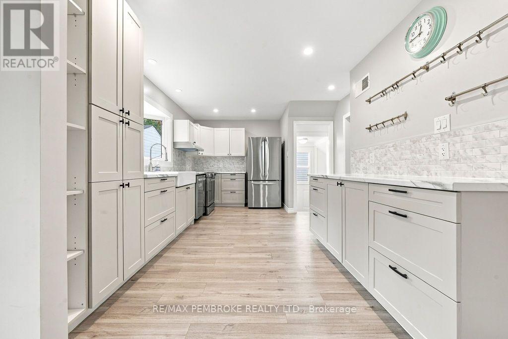 10 LAURIER AVENUE - 28