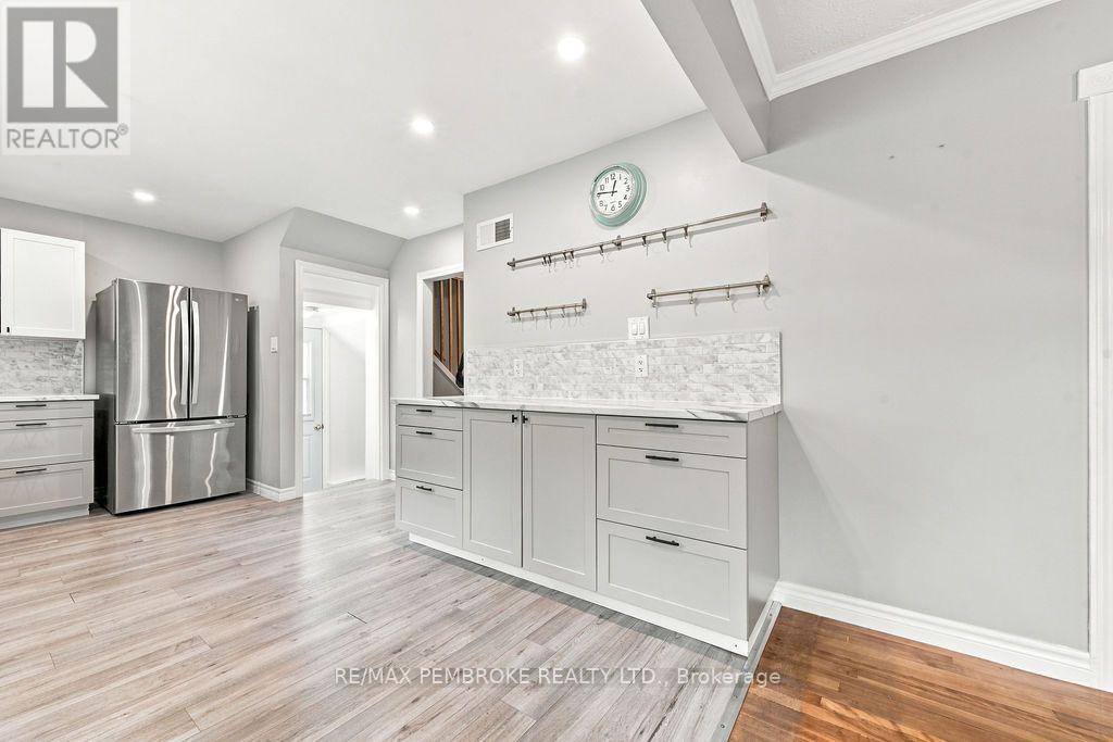 10 LAURIER AVENUE - Image 32