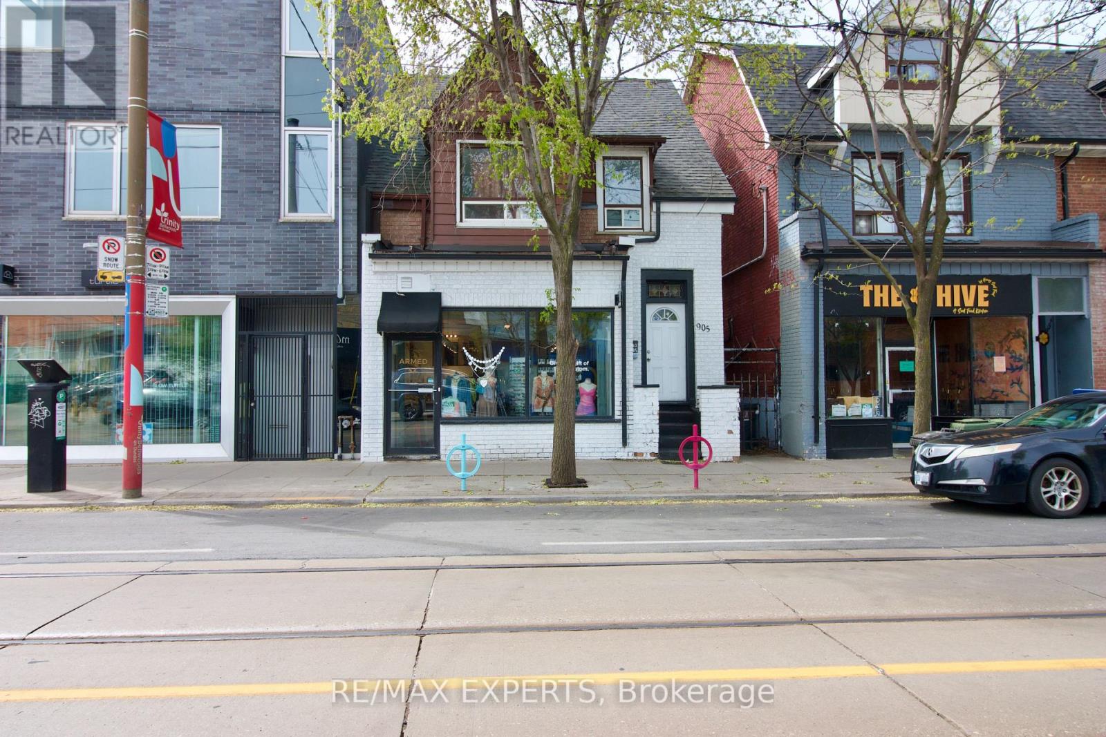 903 DUNDAS STREET W