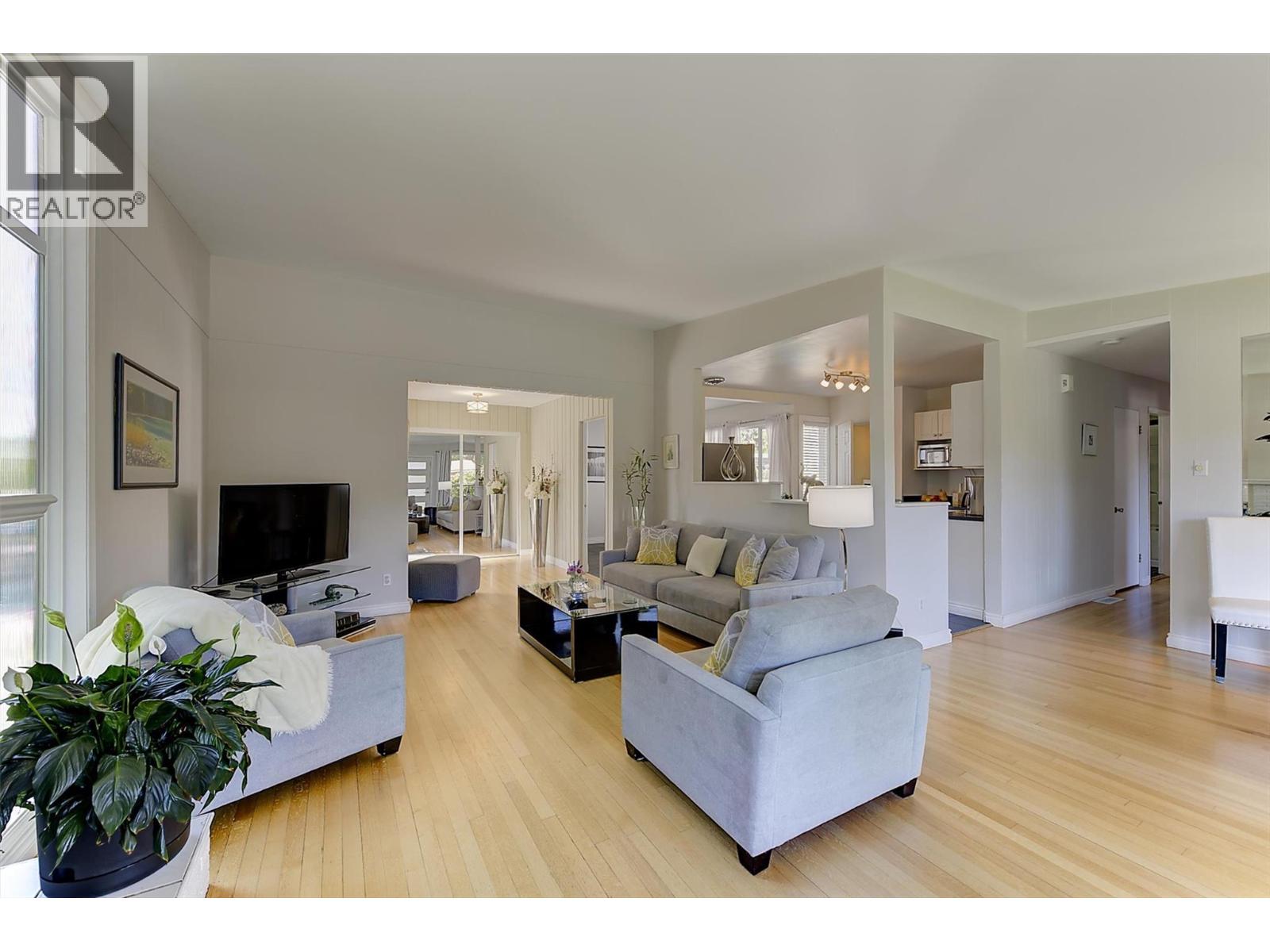1296 Kelglen Crescent - 11