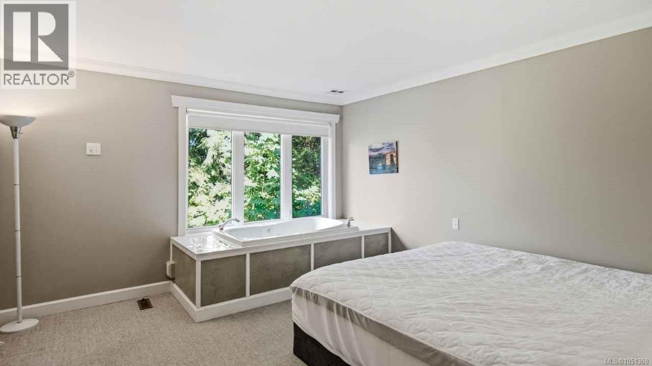 302 Roland Rd - Image 22