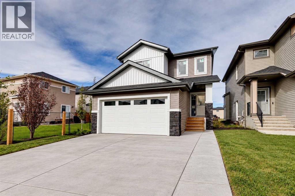 844 Hampshire Crescent NE - 2