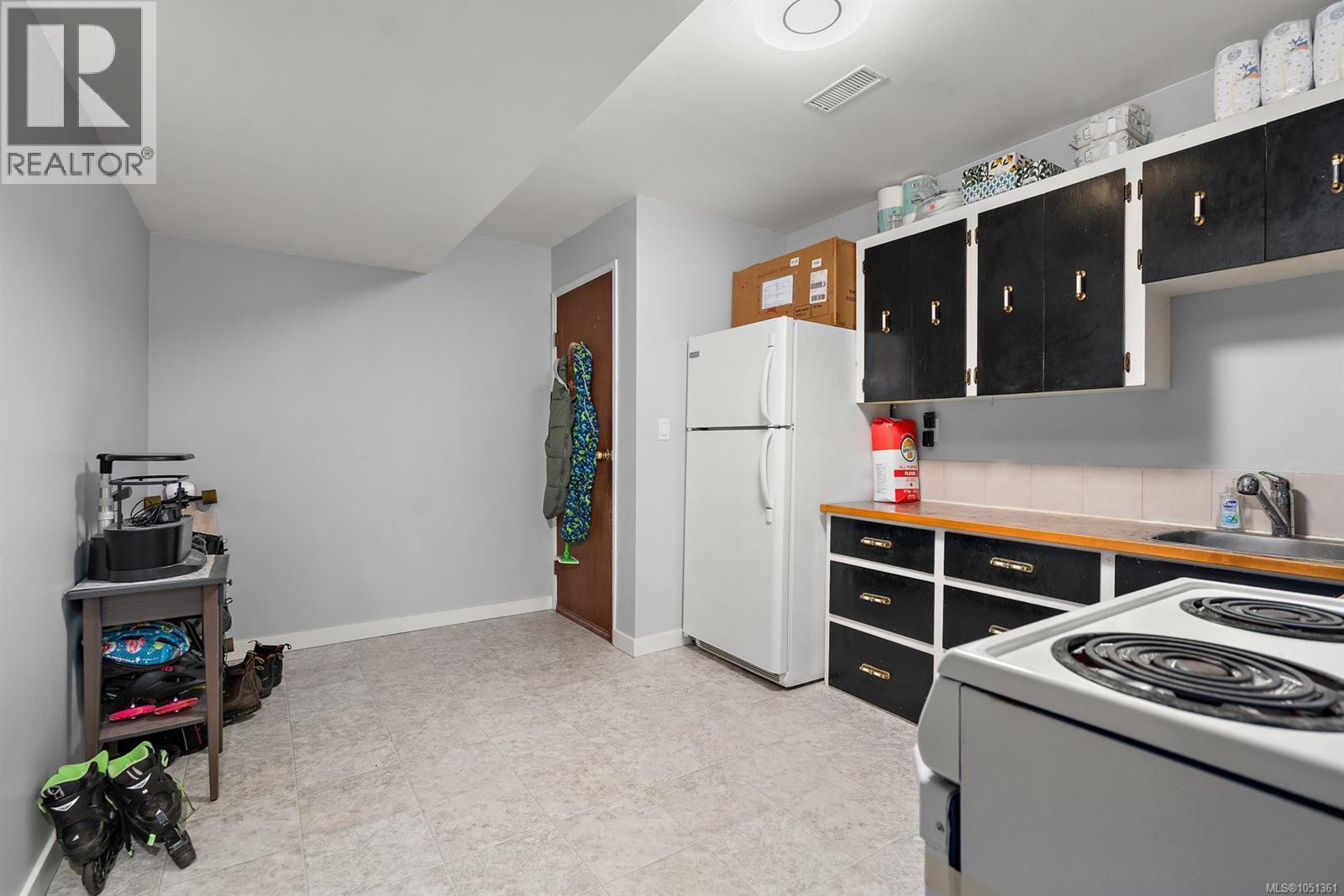 3988 Larchwood Dr - 27
