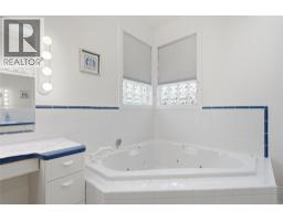 Kitchen - 2025 Panorama Court, Kamloops, BC V2E2S1 Photo 8