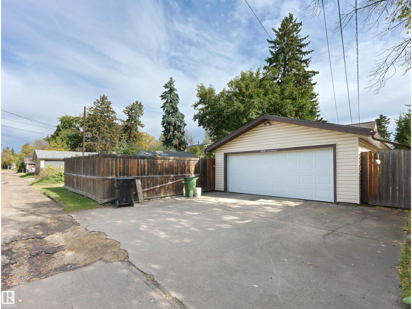 6810 110 ST NW - 32