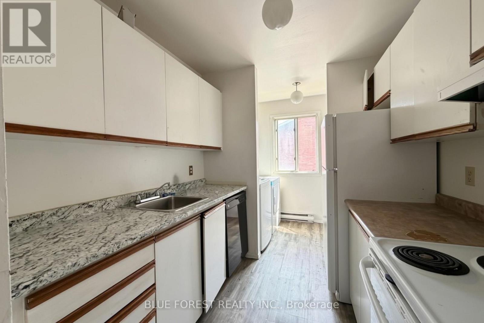 1096 Jalna Boulevard — photo 7