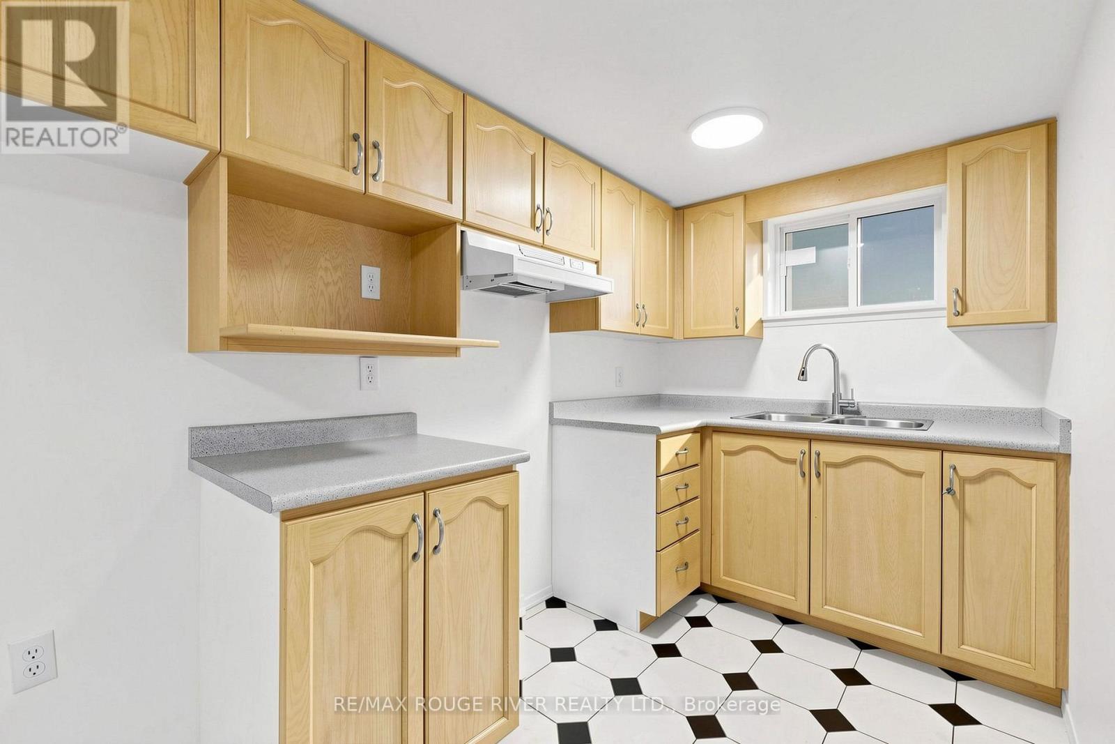 38 LOMBARDY CRESCENT - 34