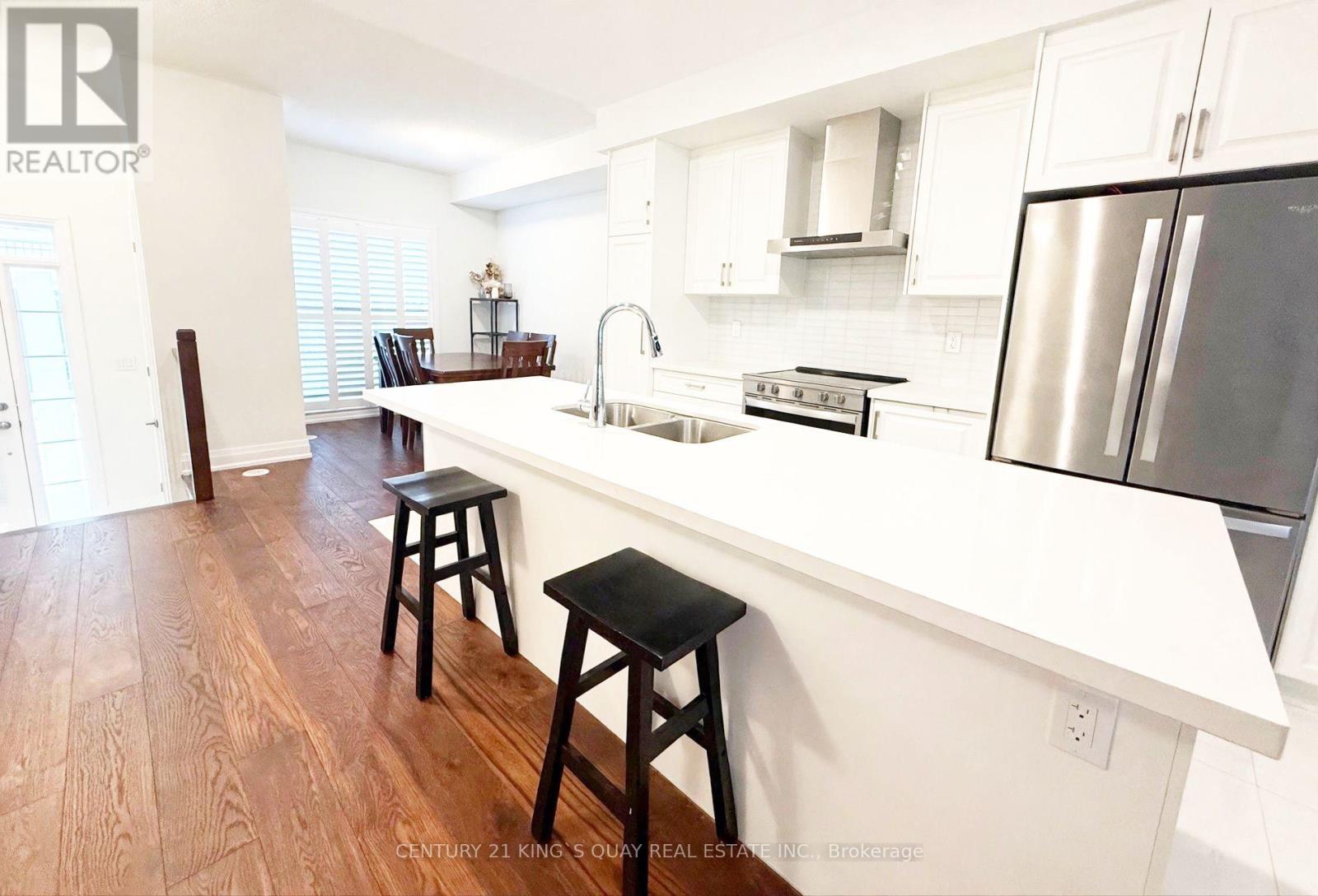 15 Maybank Lane, Whitchurch-Stouffville, ON photo 3