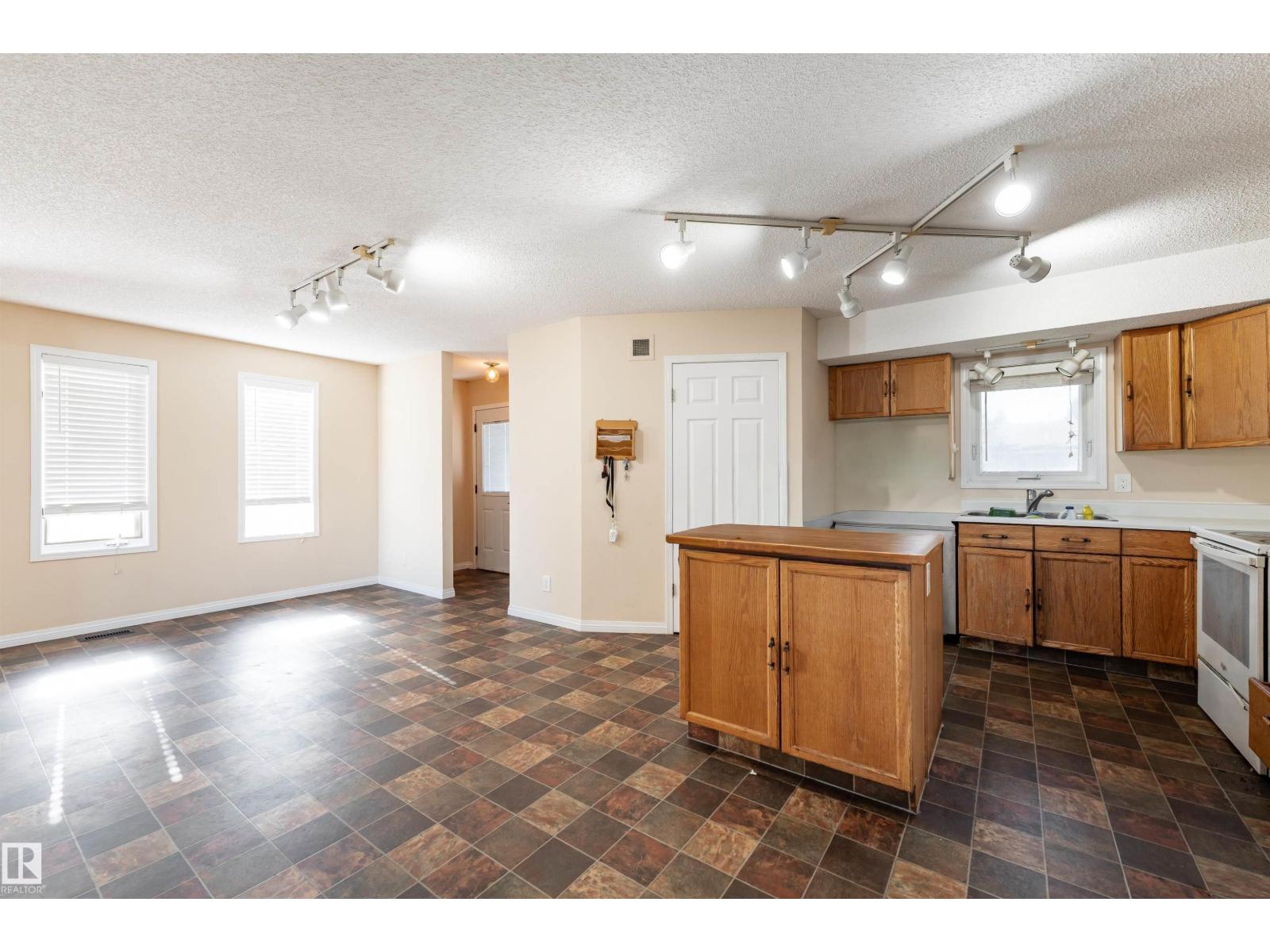 4151 28 AV NW - Image 7