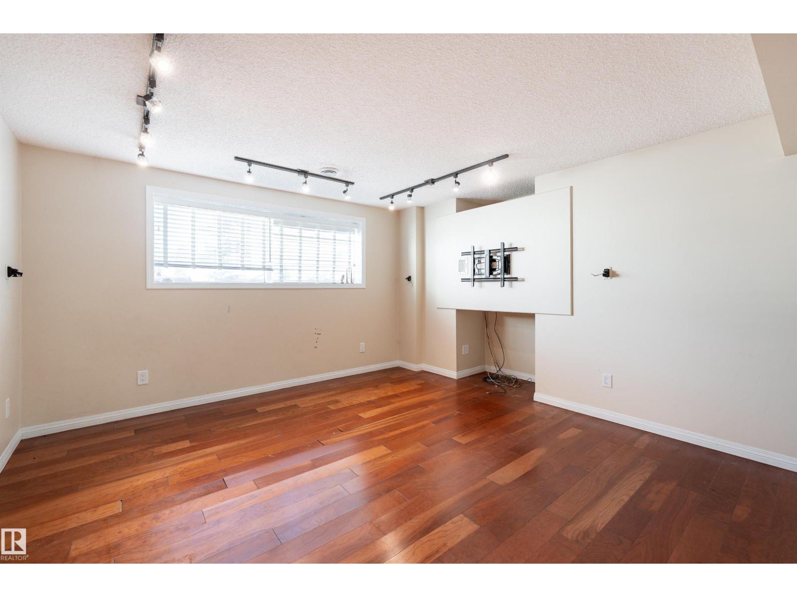 4151 28 AV NW - Image 21